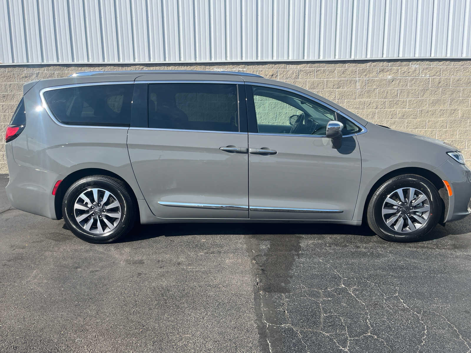 Used 2021 Chrysler Pacifica Hybrid Limited with VIN 2C4RC1S70MR563186 for sale in Wilmington, OH