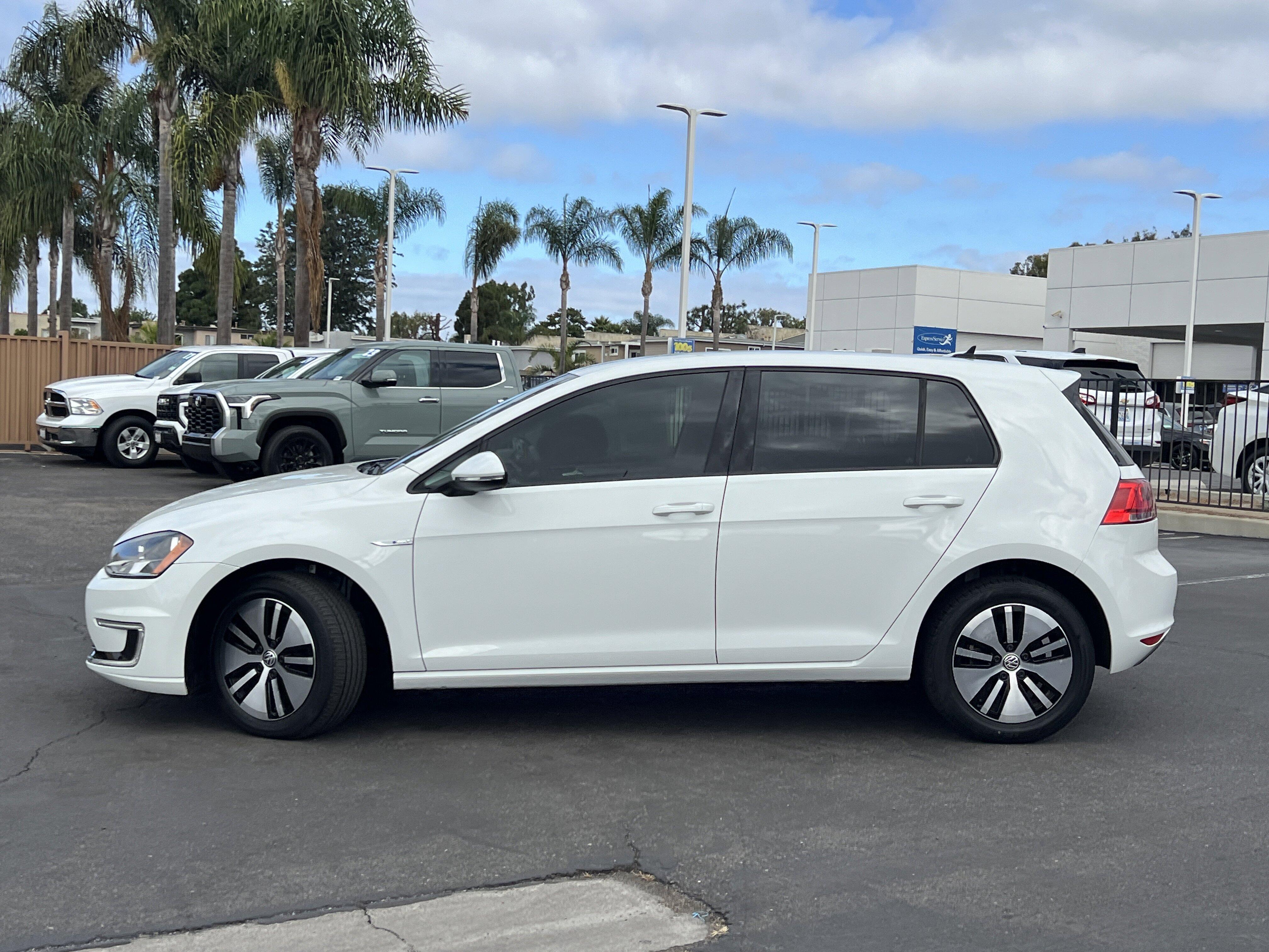 Used 2016 Volkswagen e-Golf e-Golf SE with VIN WVWKP7AUXGW915508 for sale in Huntington Beach, CA