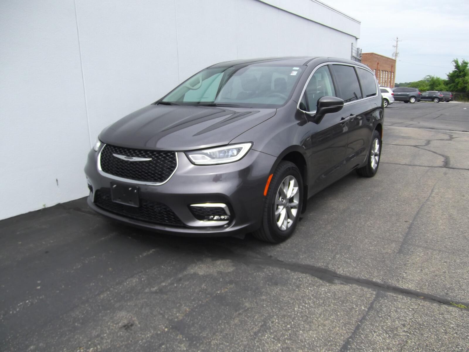 Used 2023 Chrysler Pacifica Touring L with VIN 2C4RC3BG8PR546345 for sale in Kansas City