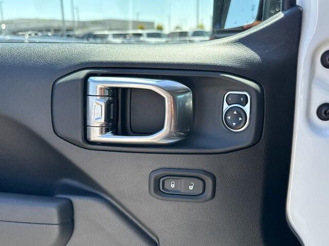 2025 Jeep Gladiator Willys - Photo 11