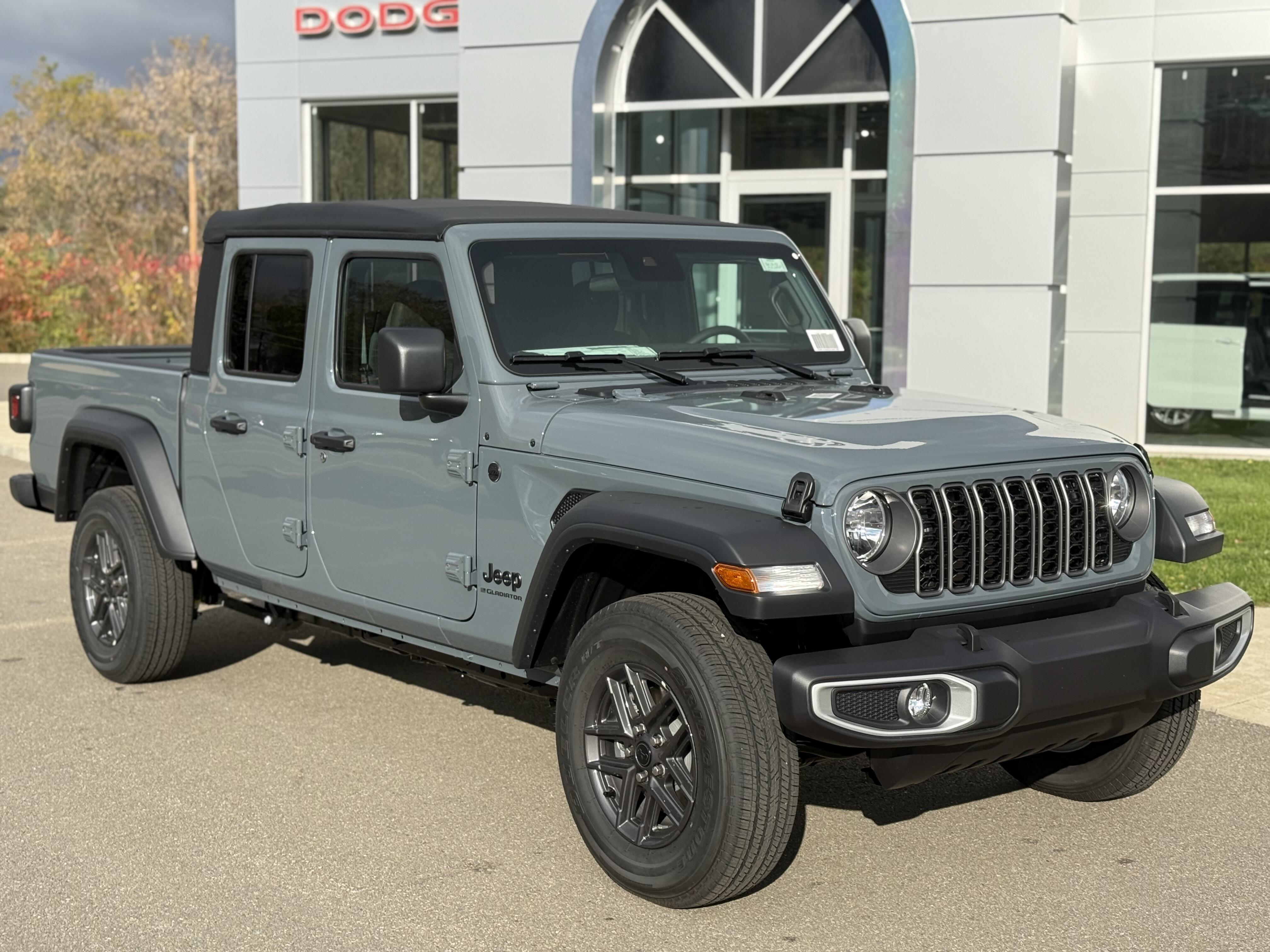 2025 Jeep Gladiator Sport S's photo