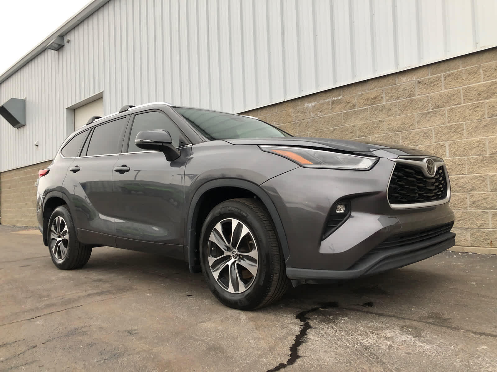 Used 2021 Toyota Highlander XLE with VIN 5TDHZRBH2MS143213 for sale in Wilmington, OH