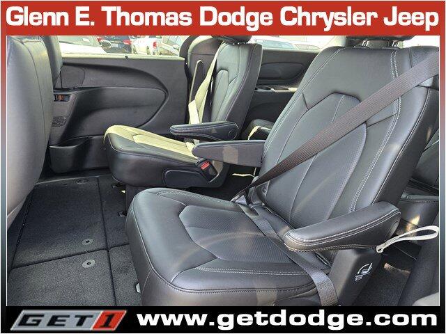 2025 Chrysler Pacifica Select - Photo 12
