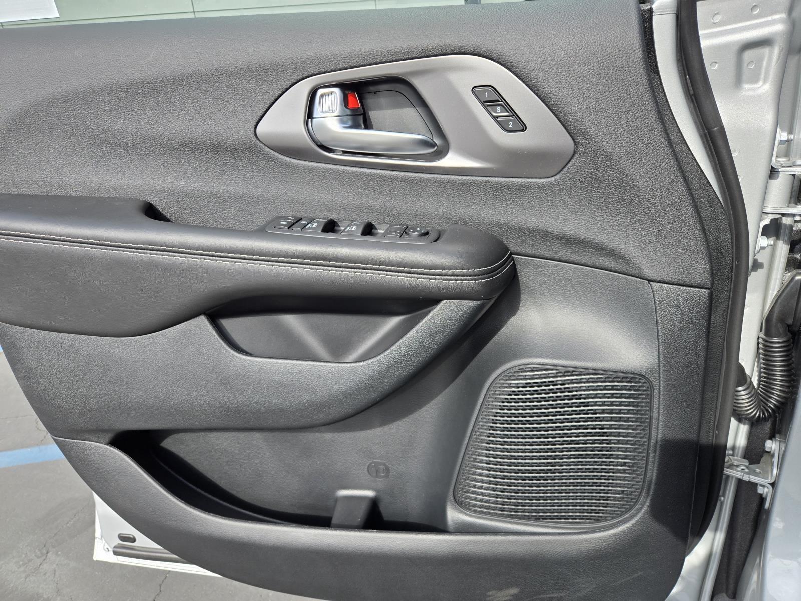 2026 Chrysler Pacifica Select - Photo 22