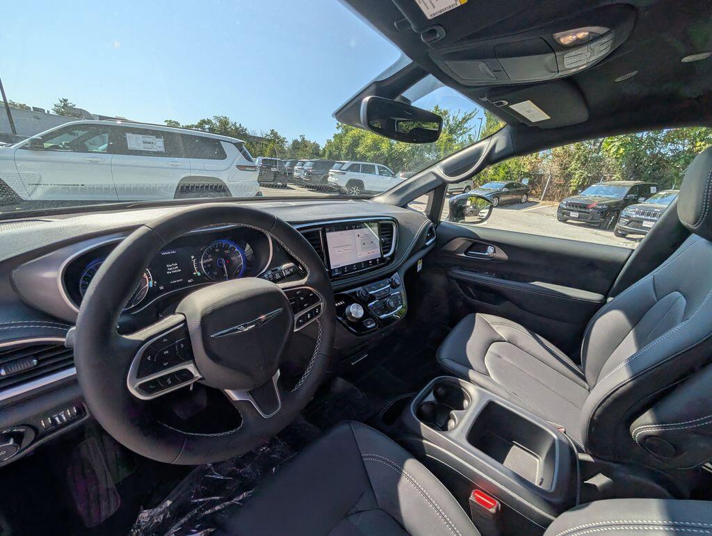 2026 Chrysler Pacifica Select - Photo 10