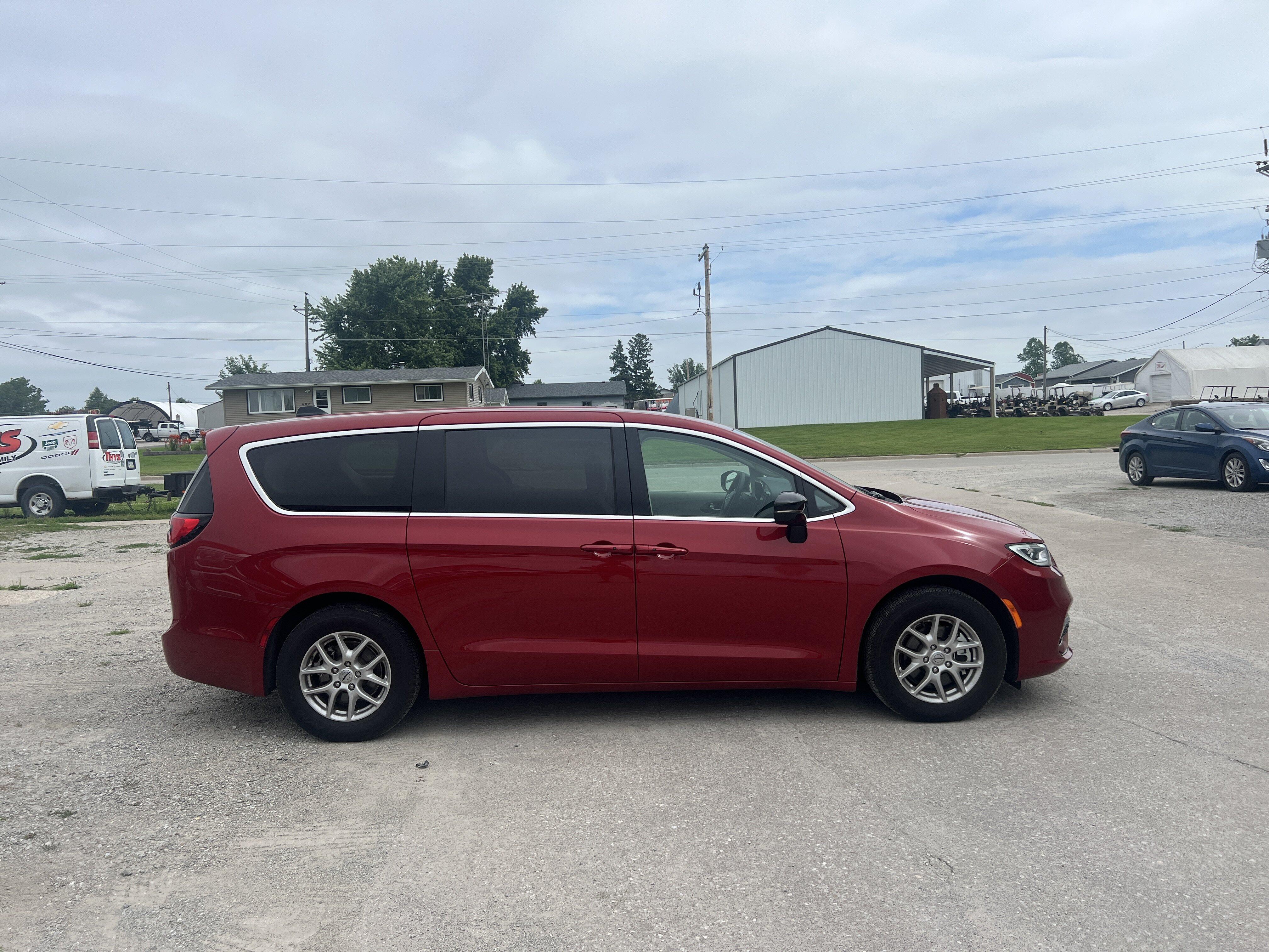 2024 Chrysler Pacifica Touring L's photo