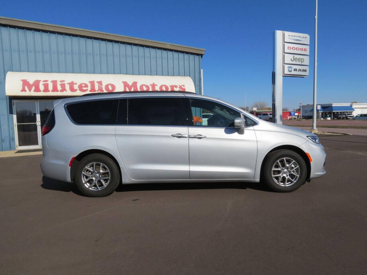 2024 Chrysler Pacifica Limited's photo