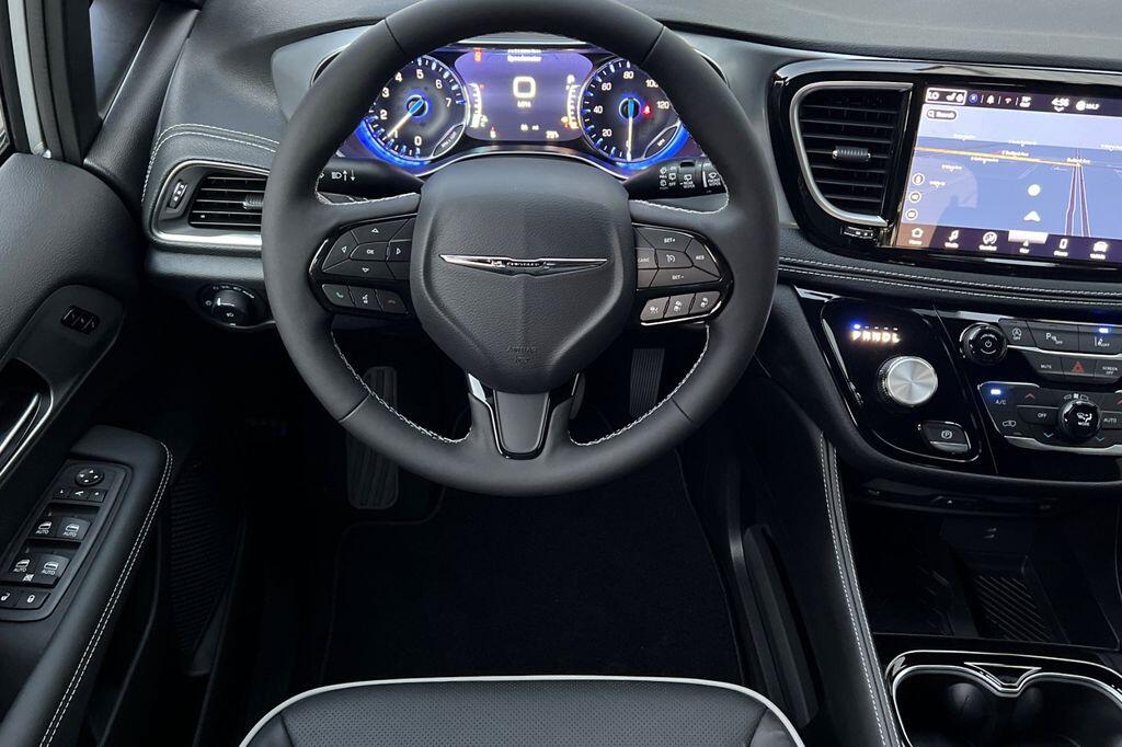 2026 Chrysler Pacifica Limited - Photo 14