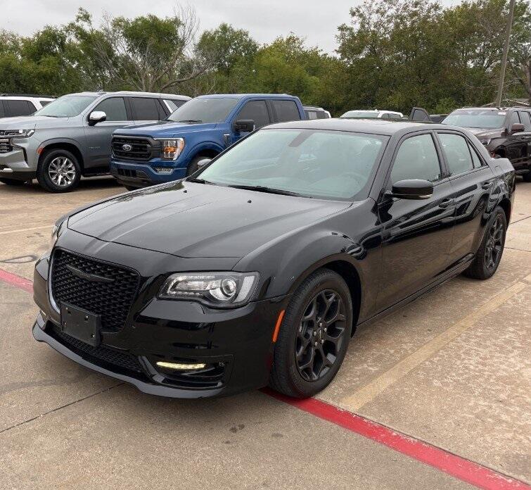 Used 2022 Chrysler 300 Touring L with VIN 2C3CCASG0NH241603 for sale in Garden City, KS