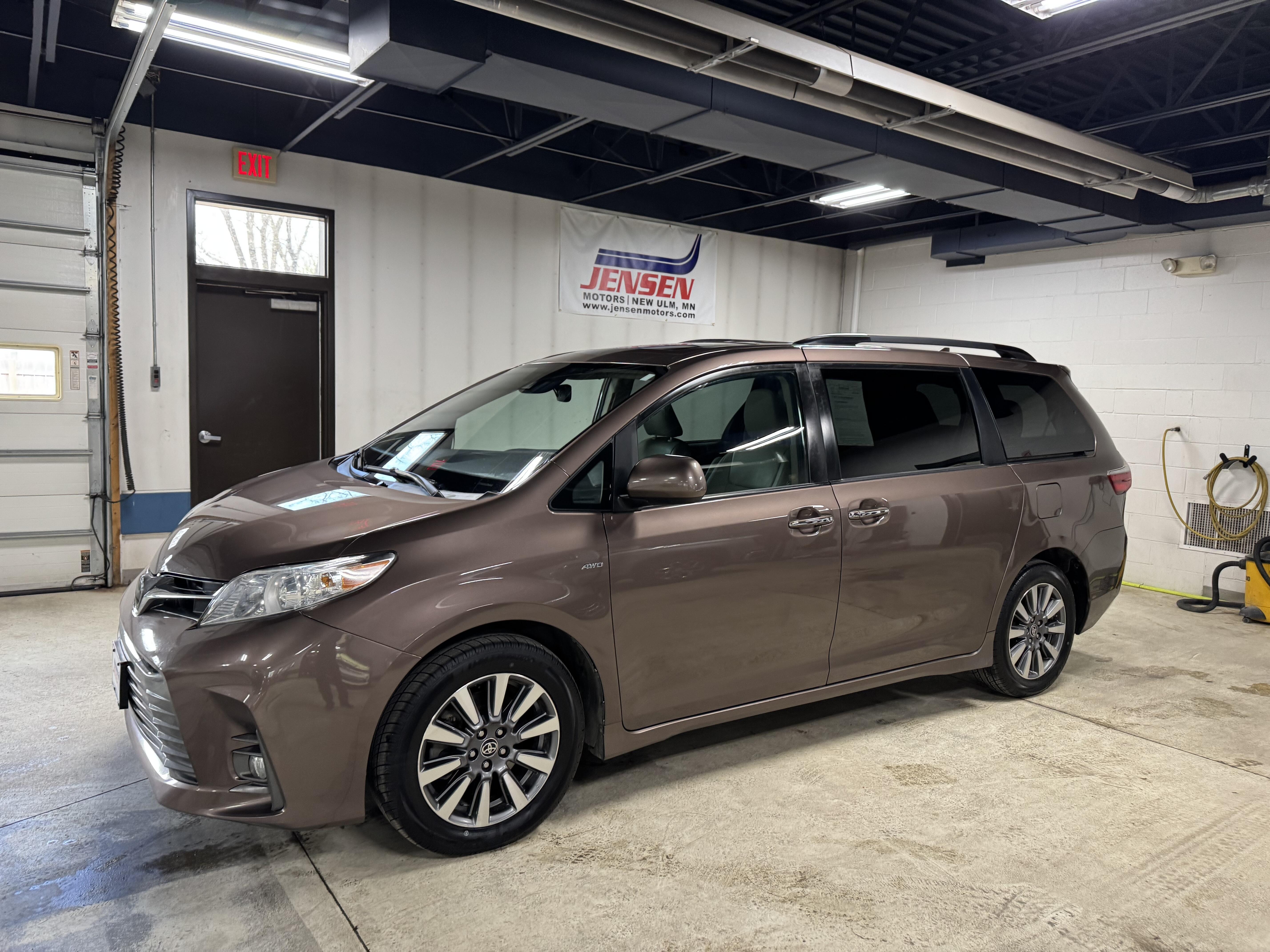 Used 2020 Toyota Sienna XLE with VIN 5TDDZ3DC2LS243551 for sale in New Ulm, Minnesota