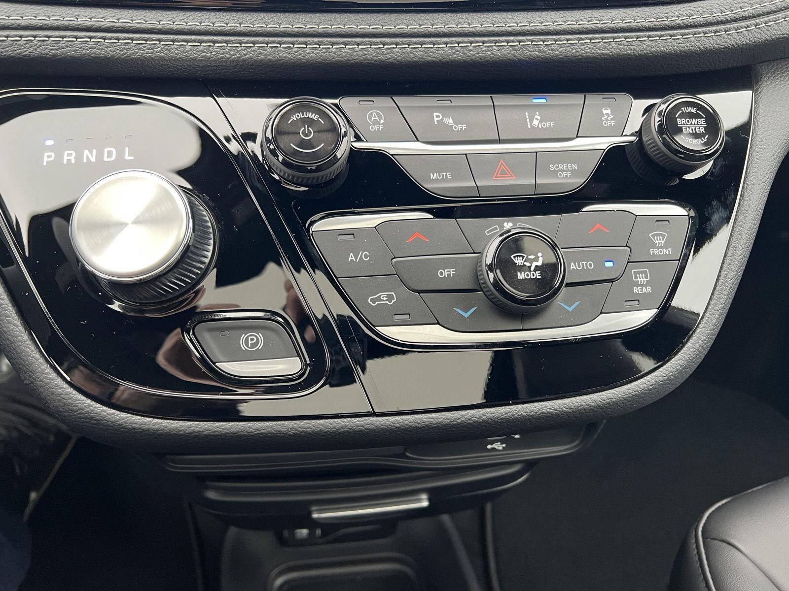 2026 Chrysler Pacifica Select - Photo 31