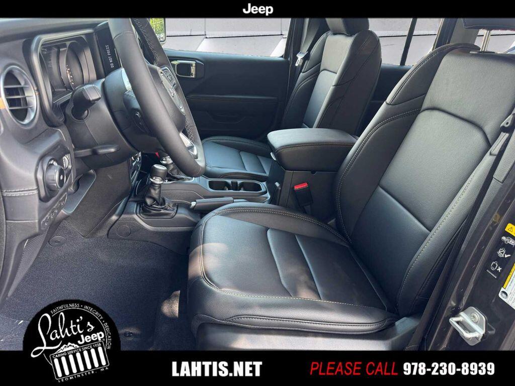 2025 Jeep Wrangler 4-Door Sahara - Photo 11