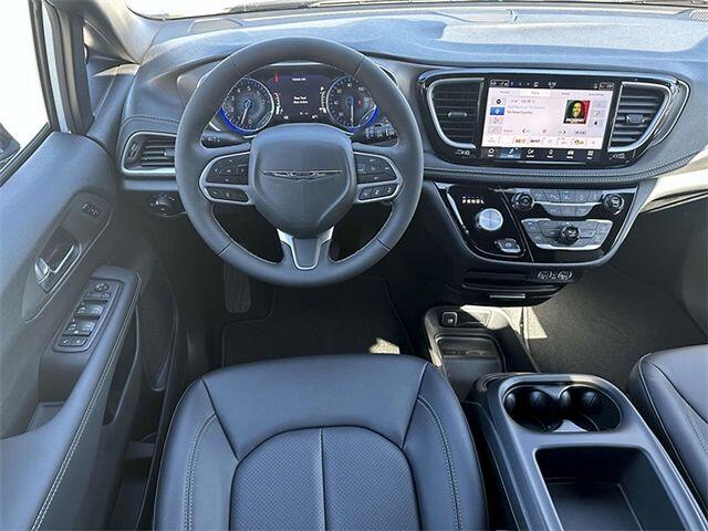 2025 Chrysler Pacifica Select - Photo 19