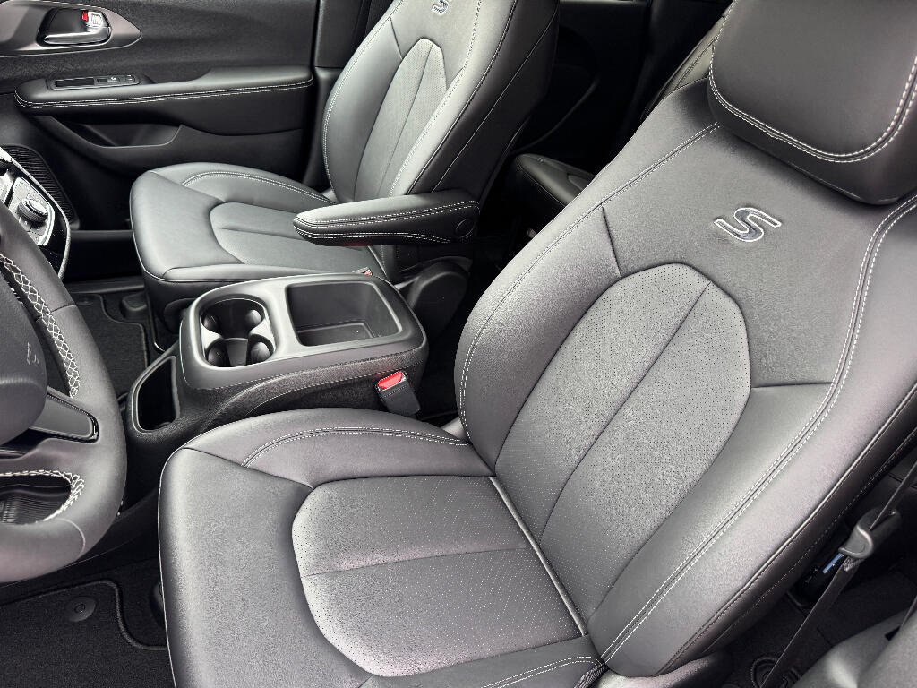 2026 Chrysler Pacifica Select - Photo 16
