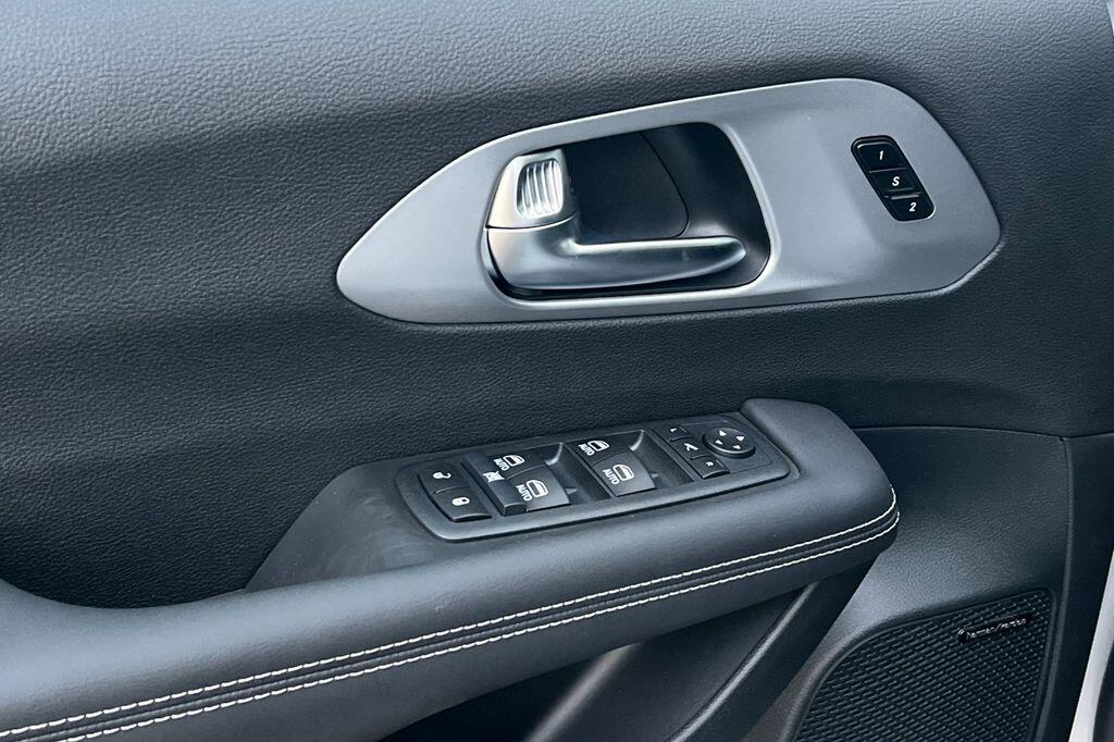 2026 Chrysler Pacifica Limited - Photo 11