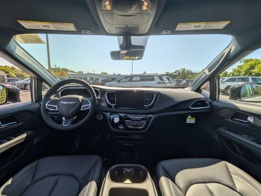 2026 Chrysler Voyager LX - Photo 12