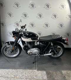 2024 Triumph BONNEVILLE T120  in a JET BLACK/FUSION WHITE exterior color. BMW Motorcycles of New Orleans 504-595-6776 pixelmotiondemo.com 