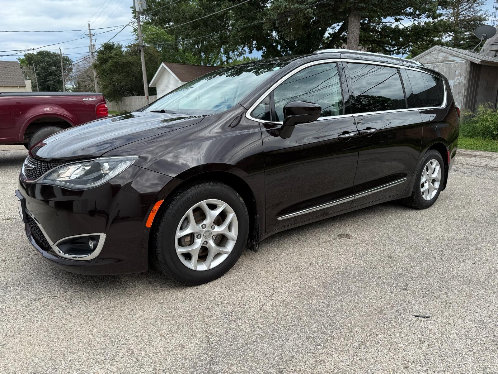 2017 Chrysler Pacifica Touring-L Plus's photo
