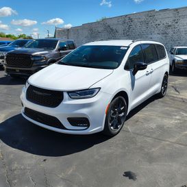 New 2026 Chrysler Pacifica Select