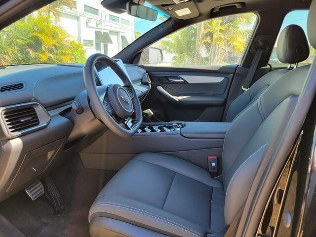 2025 VinFast VF 8 Plus - Photo 9