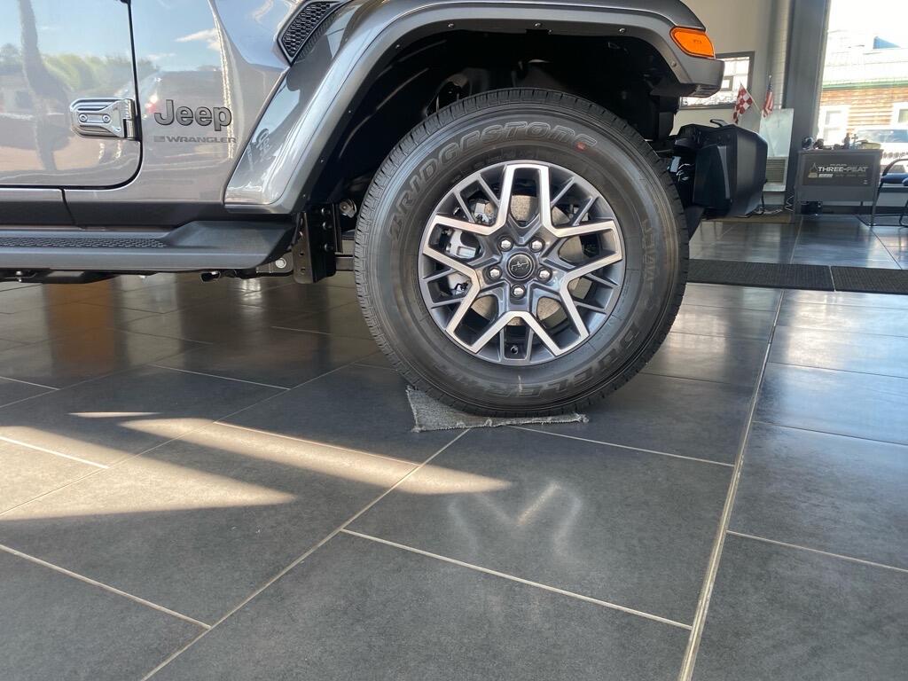 2025 Jeep Wrangler 4-Door Sahara - Photo 13