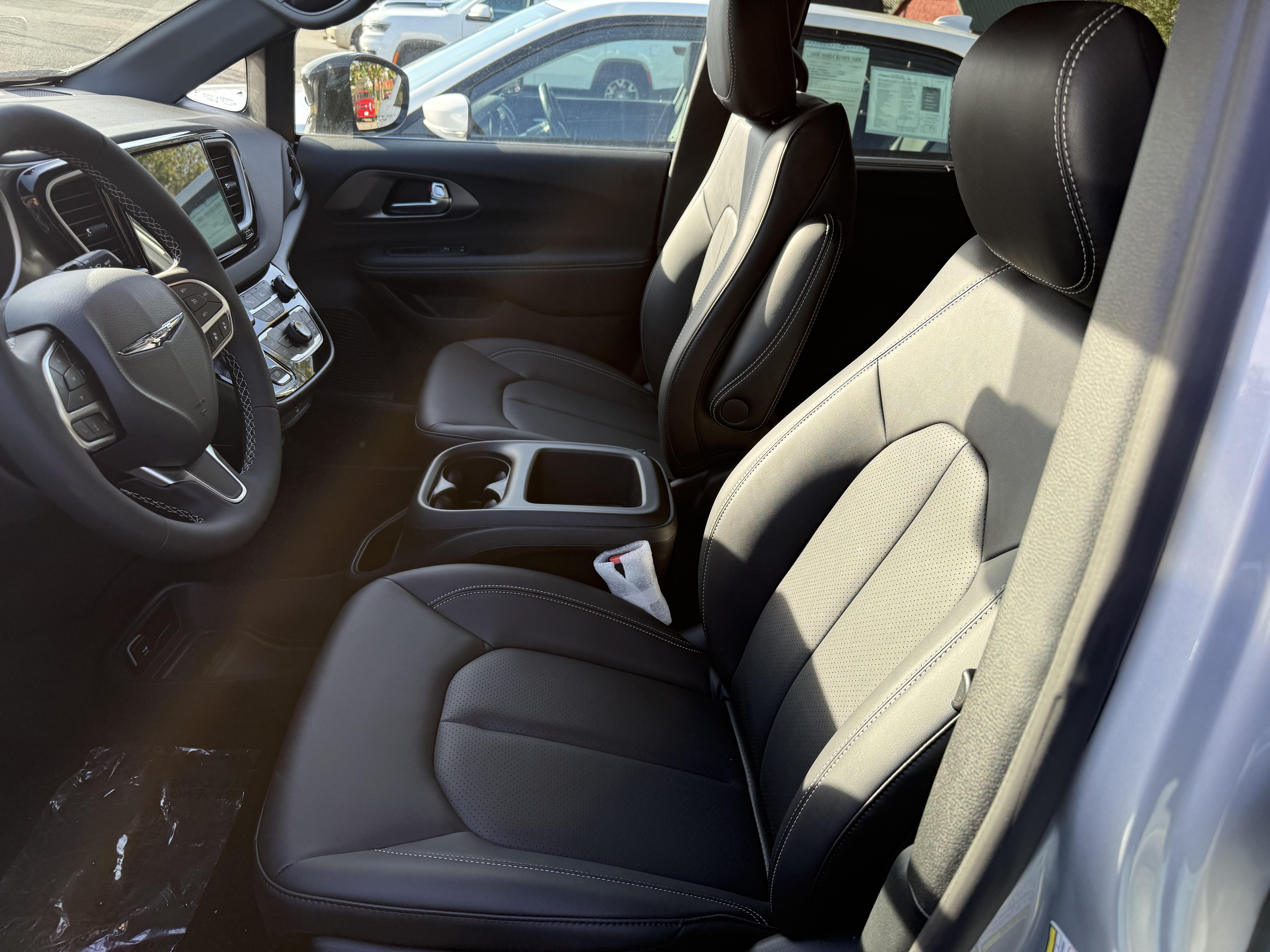 2026 Chrysler Voyager LX - Photo 6