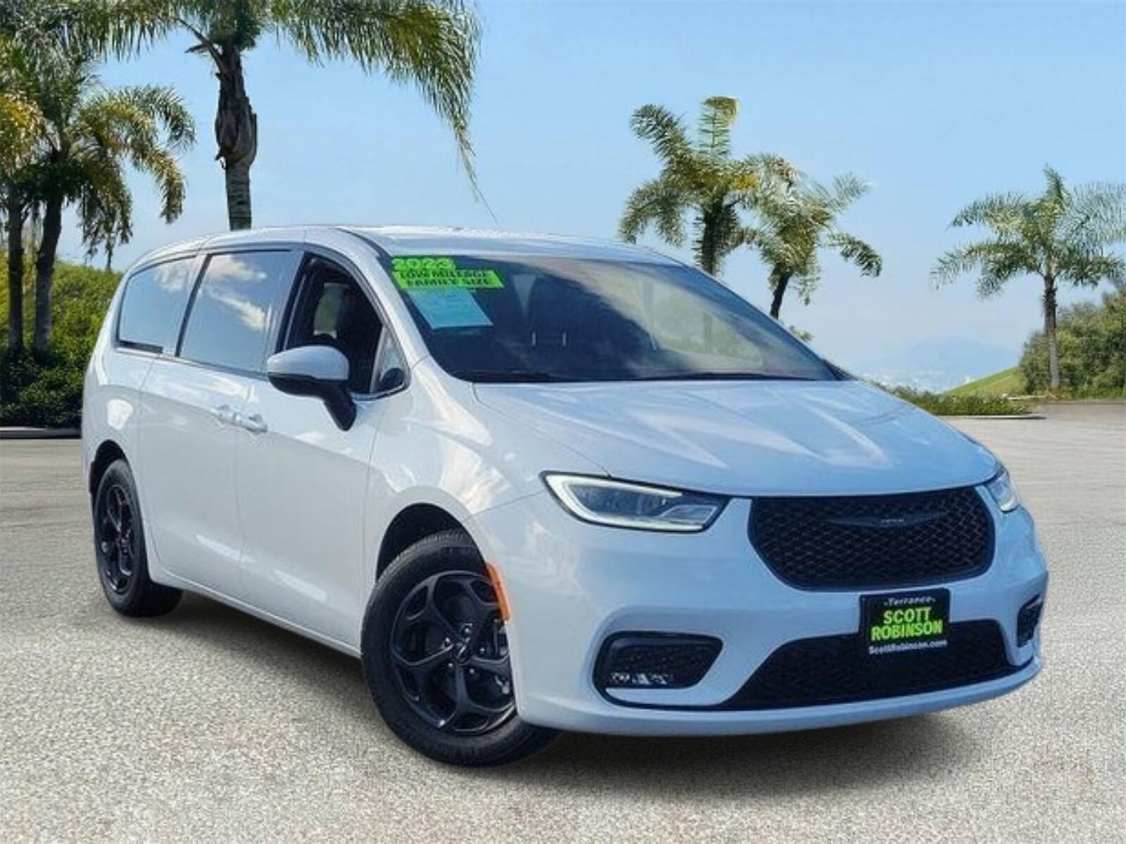 2023 Chrysler Pacifica Hybrid Touring L Hybrid's photo