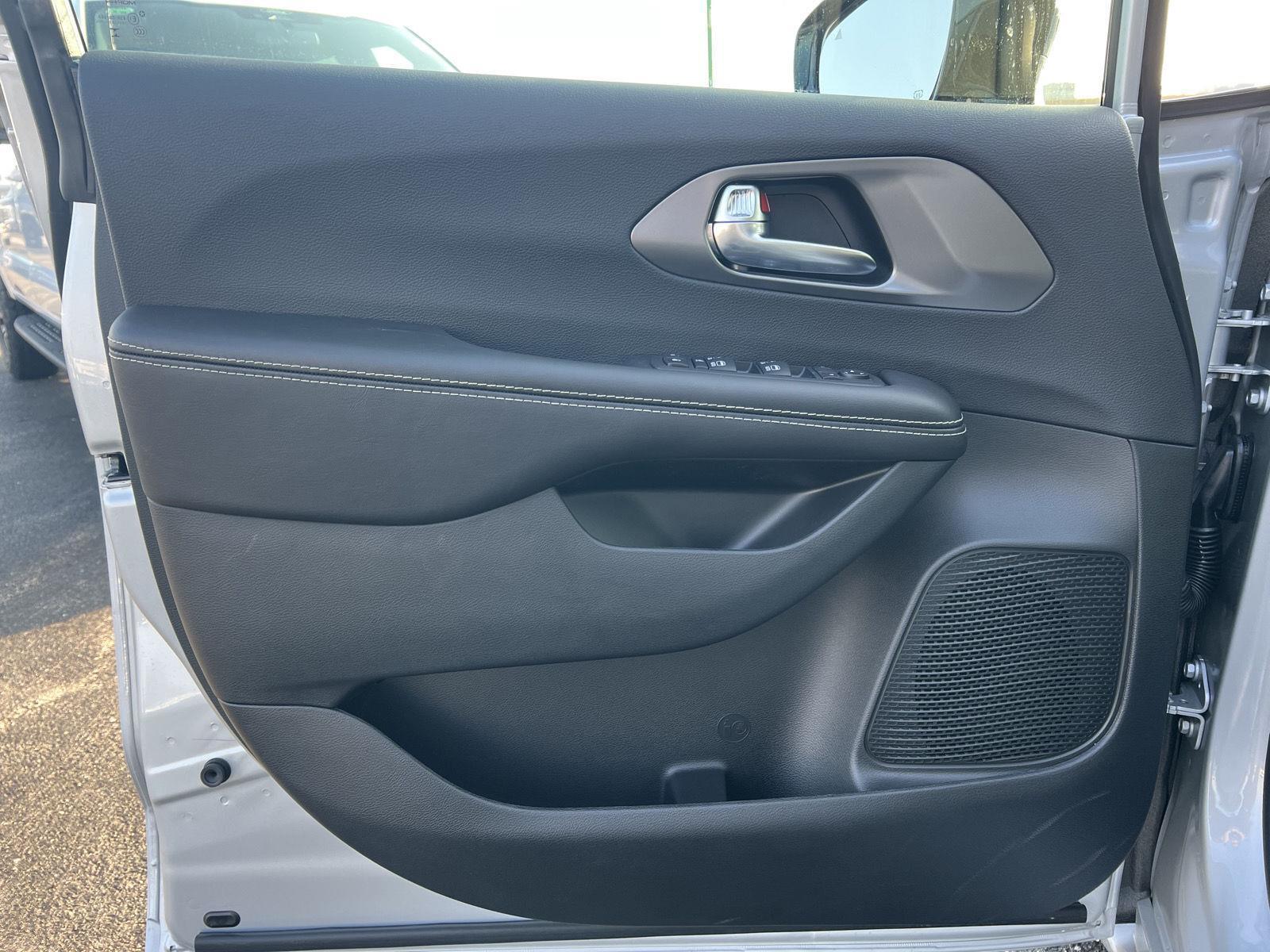 2026 Chrysler Voyager LX - Photo 11