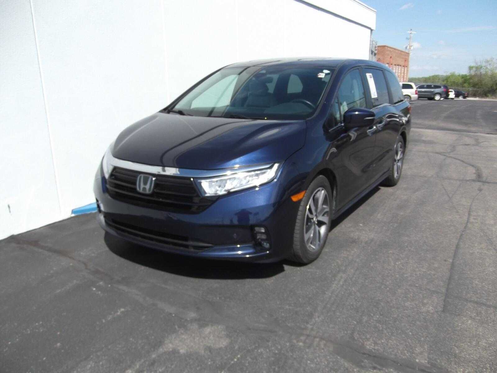 Used 2022 Honda Odyssey Touring with VIN 5FNRL6H83NB025611 for sale in Kansas City