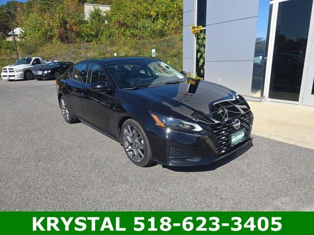 2023 Nissan Altima SR's photo