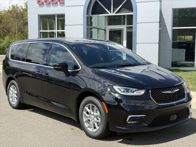 2025 Chrysler Pacifica Select's photo
