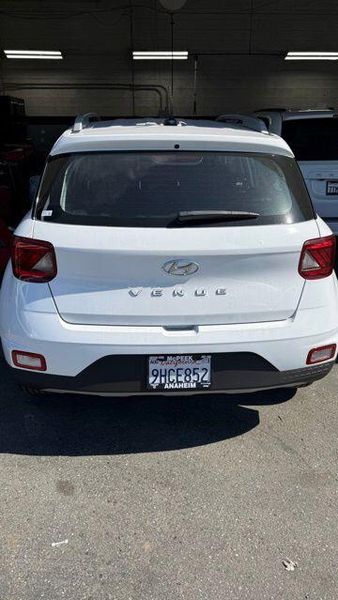 Used 2023 Hyundai Venue SELImage 3