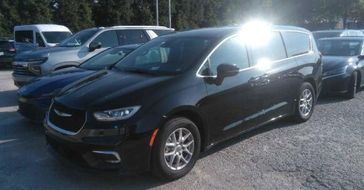 Used 2025 Chrysler Pacifica Select