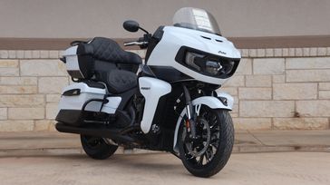 2025 INDIAN MOTORCYCLE PRUSUIT DARK HORSE WITH RIDERS ASSIST PACKAGE  POWERBAND AUDIO BLACK METALLIC CRYTAL  GHOST WHITE METALLIC 
