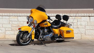 2009 HARLEY Electra Glide Ultra Classic in a YELLOW exterior color. Family PowerSports (877) 886-1997 familypowersports.com 