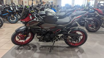 2025 KAWASAKI Z500 SE ABS CANDY PERSIMMON RED AND METALLIC FLAT SPARK BLACK AND METALLIC MATTE GRAPHENESTEEL GRAY