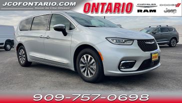2023 Chrysler Pacifica Hybrid Limited in a Silver Mist Clear Coat exterior color and Black/Alloy/Blackinterior. Ontario Auto Center ontarioautocenter.com 
