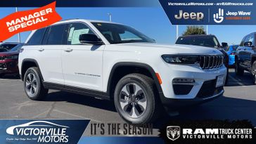 2024 Jeep Grand Cherokee 4xe in a Bright White Clear Coat exterior color and Global Blackinterior. Victorville Motors Chrysler Jeep Dodge RAM Fiat 760-513-6916 victorvillemotors.com 