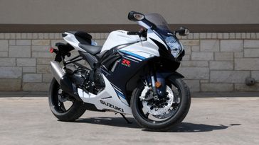 2023 SUZUKI GSXR 600 in a WHITE-BLUE exterior color. Family PowerSports (877) 886-1997 familypowersports.com 