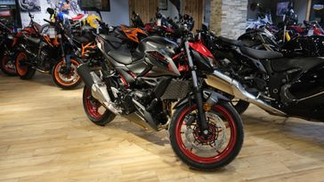 2025 KAWASAKI Z500 SE ABS CANDY PERSIMMON RED AND METALLIC FLAT SPARK BLACK AND METALLIC MATTE GRAPHENESTEEL GRAY