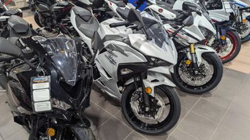 2025 KAWASAKI NINJA 500 METALLIC MATTE WHITISH SILVER AND METALLIC MOONDUST GRAY