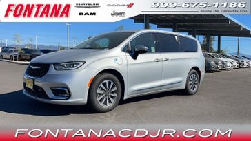 2023 Chrysler Pacifica Plug-in Hybrid Limited in a Silver Mist Clear Coat exterior color and Black/Alloy/Blackinterior. Fontana Chrysler Dodge Jeep RAM (909) 675-1186 fontanacdjr.com 