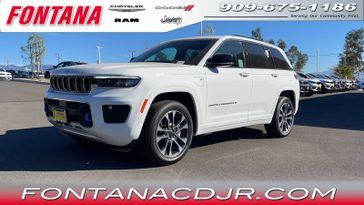 2024 Jeep Grand Cherokee Overland 4xe in a Bright White Clear Coat exterior color and Global Blackinterior. Fontana Chrysler Dodge Jeep RAM (909) 675-1186 fontanacdjr.com 