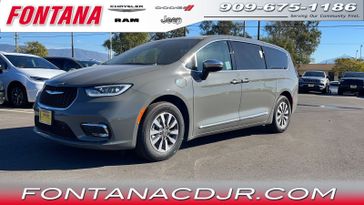 2023 Chrysler Pacifica Plug-in Hybrid Limited in a Ceramic Gray Clear Coat exterior color and Black/Alloy/Blackinterior. Fontana Chrysler Dodge Jeep RAM (909) 675-1186 fontanacdjr.com 