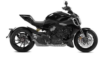 2024 Ducati DIAVEL V4 in a THRILLING BLACK exterior color. Cross Country Cycle 201-288-0900 crosscountrycycle.net 