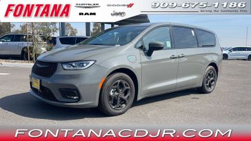 2023 Chrysler Pacifica Plug-in Hybrid Touring L in a Ceramic Gray Clear Coat exterior color and Blackinterior. Fontana Chrysler Dodge Jeep RAM (909) 675-1186 fontanacdjr.com 