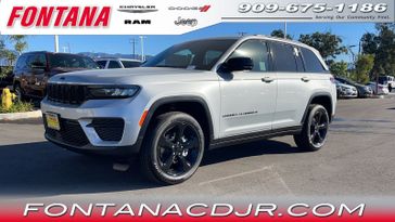 2024 Jeep Grand Cherokee Altitude X 4x4 in a Silver Zynith exterior color and Global Blackinterior. Fontana Chrysler Dodge Jeep RAM (909) 675-1186 fontanacdjr.com 