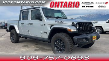 2023 Jeep Gladiator Willys 4x4 in a Silver Zynith Clear Coat exterior color and Blackinterior. Jeep Chrysler Dodge RAM FIAT of Ontario 909-757-0698 jcofontario.com 