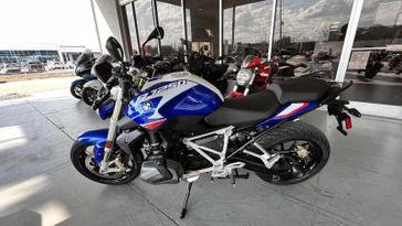 2023 BMW R 1250 R in a Racing Blue Metallic exterior color. BMW Motorcycles of Jacksonville (904) 375-2921 bmwmcjax.com 
