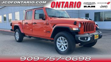 2023 Jeep Gladiator Sport S 4x4 in a Punkn Metallic Clear Coat exterior color and Blackinterior. Jeep Chrysler Dodge RAM FIAT of Ontario 909-757-0698 jcofontario.com 